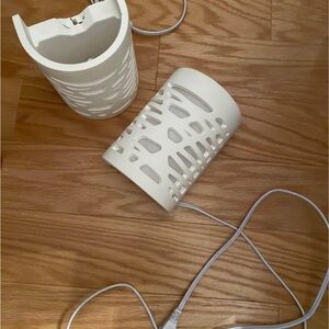 Two Wall-Mounted Lights w/cords (see both lights through pics)